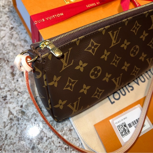 Louis Vuitton Pochette Accessoire Monogram - Picture 3 of 10